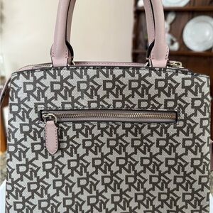 DNYY - Elegant Tote Bag with Monogram Pattern - Pink and Brown